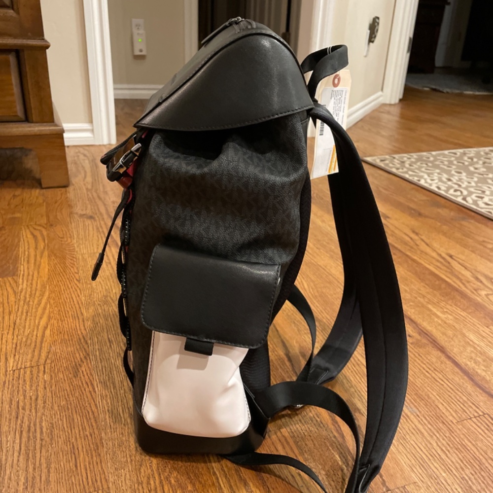 MICHAEL KORS Greyson Signature Logo Mixed-media Backpack - Picture 4 of 8
